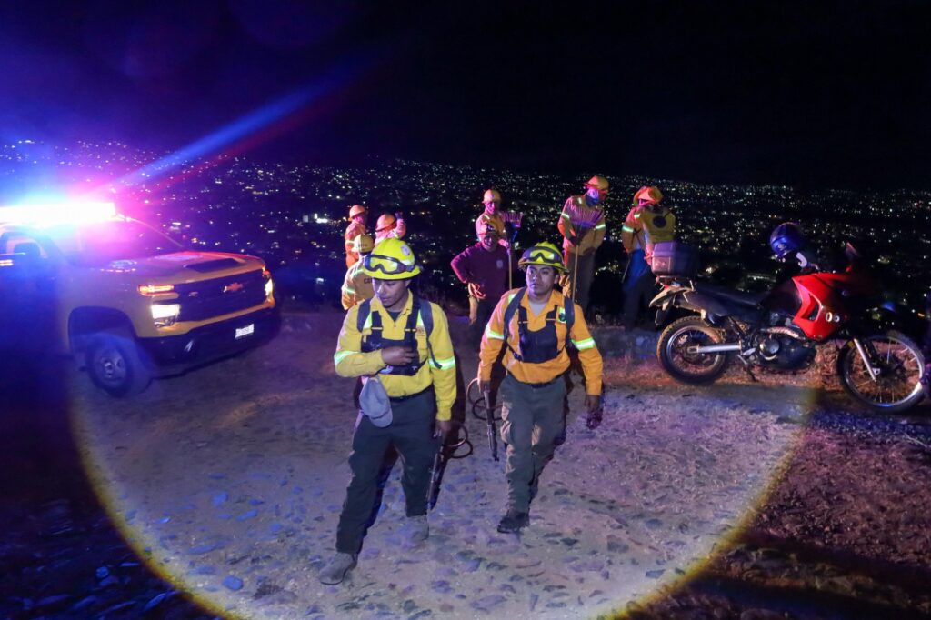 Sofoca Heroico Cuerpo de Bomberos incendio de pastizal en el Cerro del Crestón