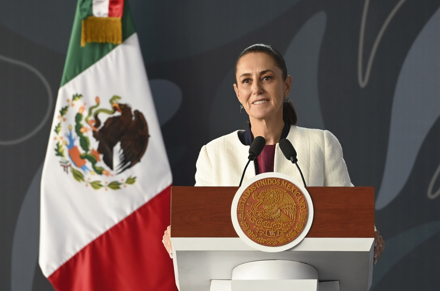 Sheinbaum exige revisar amparos a exfiscal Carmona por encubrimiento