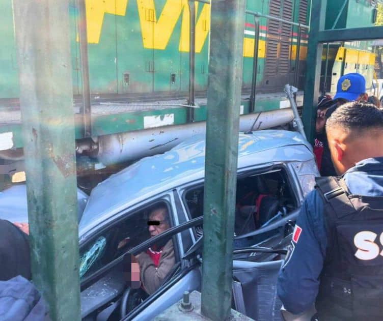 Rescatan con vida a adulto mayor tras impacto de tren con auto en CDMX