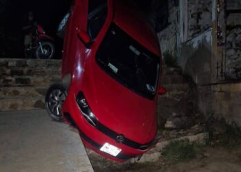 Queda atorado vehículo en andador turístico de Mazunte