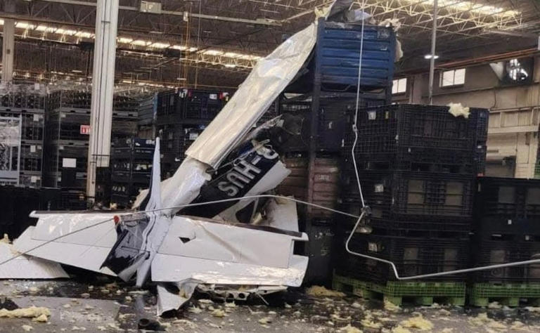 Desploma avioneta sobre empresa automotriz en Ramos Arizpe; reportan dos lesionados