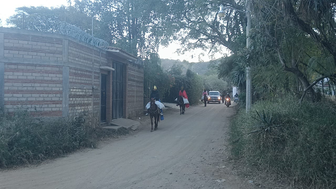 Recorren Reyes Magos a caballo calles de San Pablo Huitzo y llevan alegría a la niñez