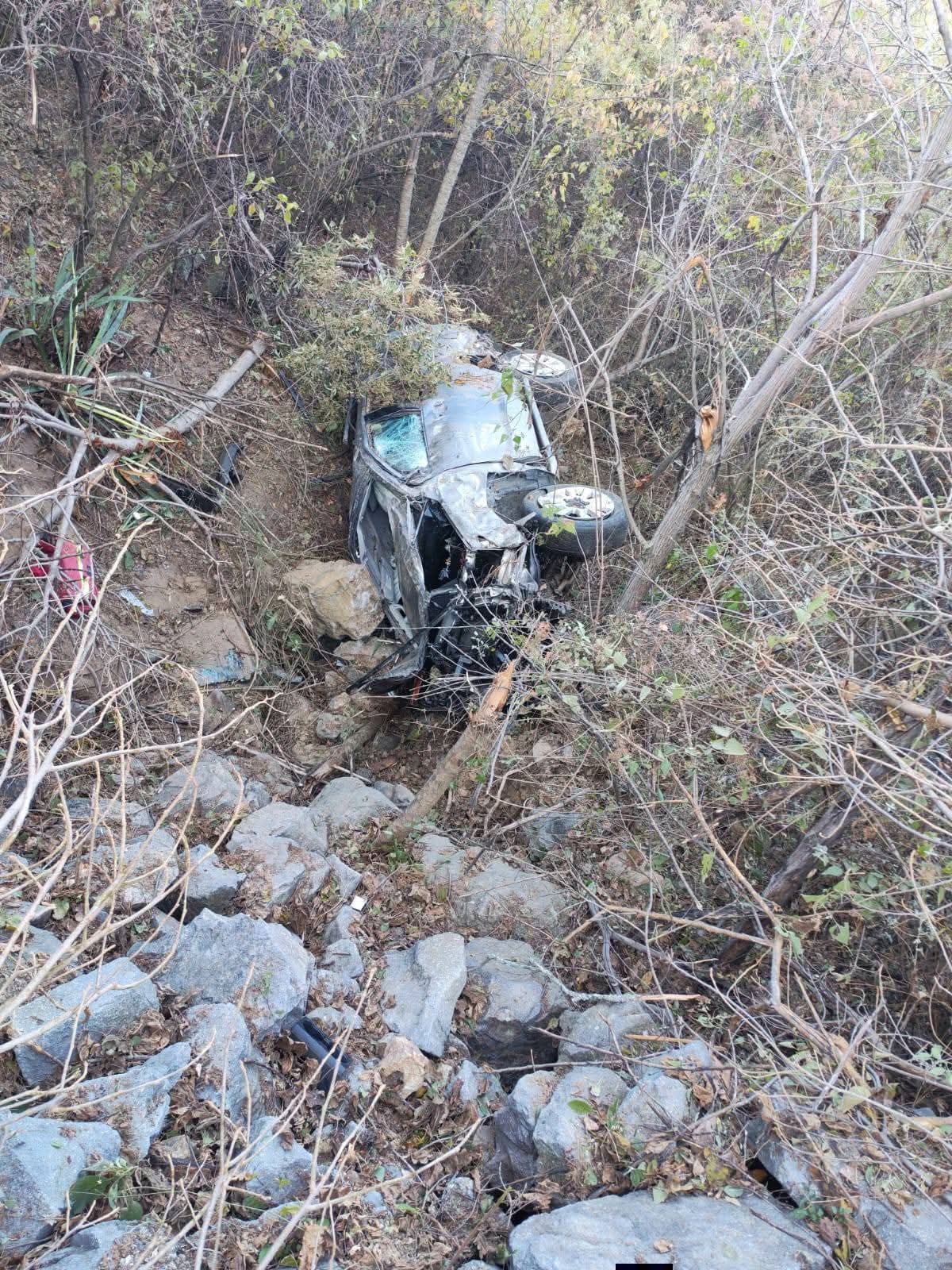 Sufre presidente municipal de Santa María Huatulco volcadura en carretera oaxaqueña
