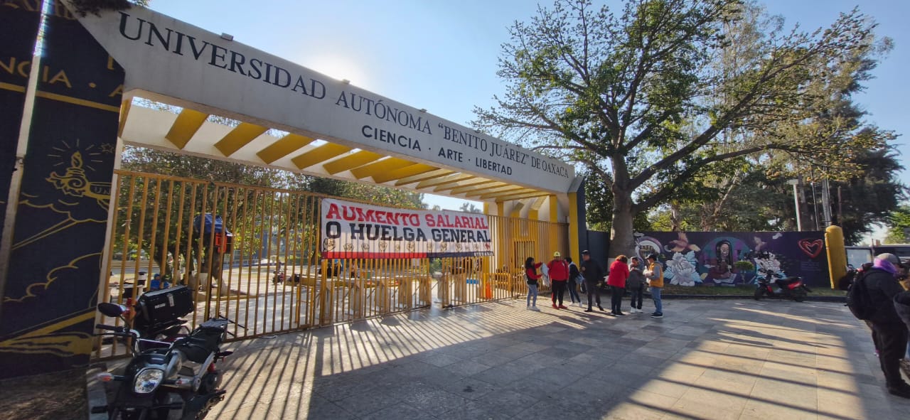 Bloquean sindicalistas Avenida Universidad en Oaxaca por demandas salariales