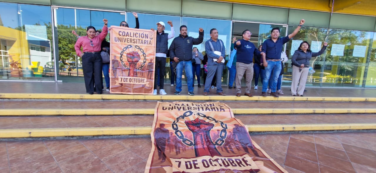 Marchan integrantes de la Coalición Universitaria 7 de Octubre en Oaxaca exigiendo cumplimiento de demandas laborales