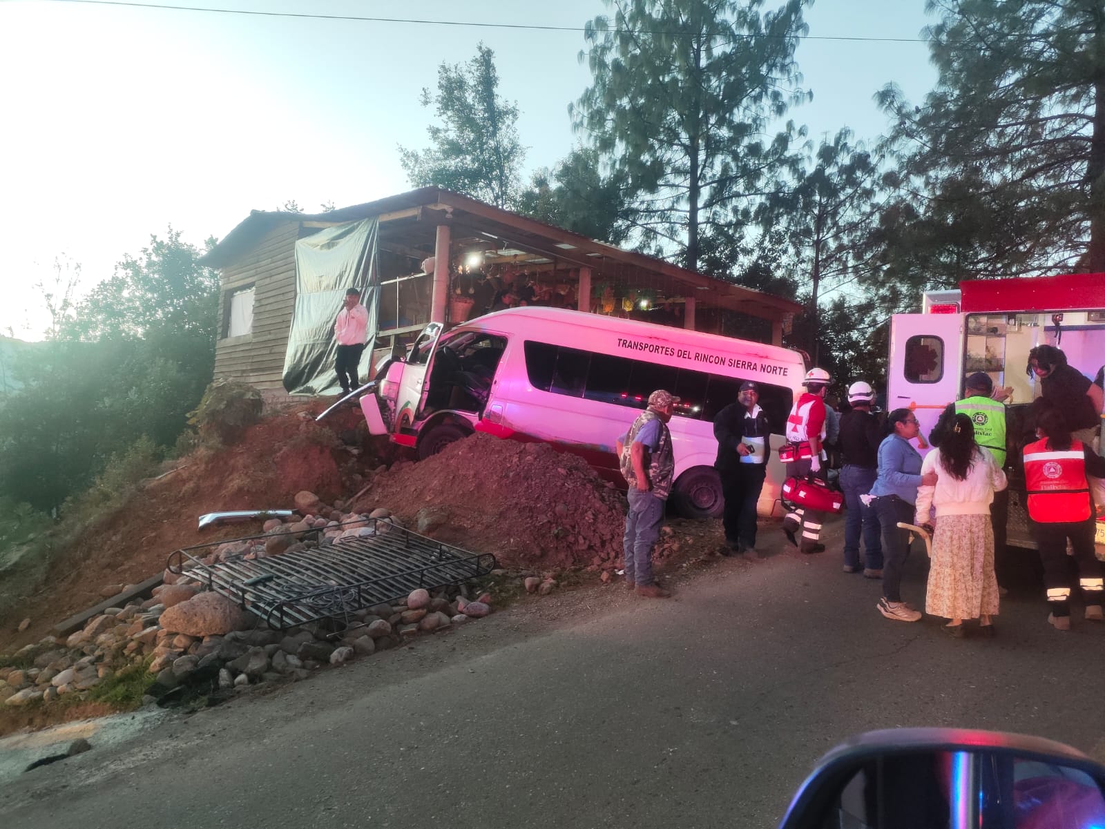 Fuerte accidente en carretera a Ixtlán deja más de 10 heridos