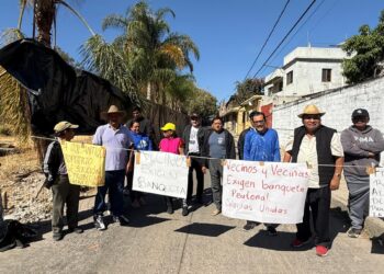 Bloquean vecinos vialidad en Volcanes por invasión de banquetas e inseguridad