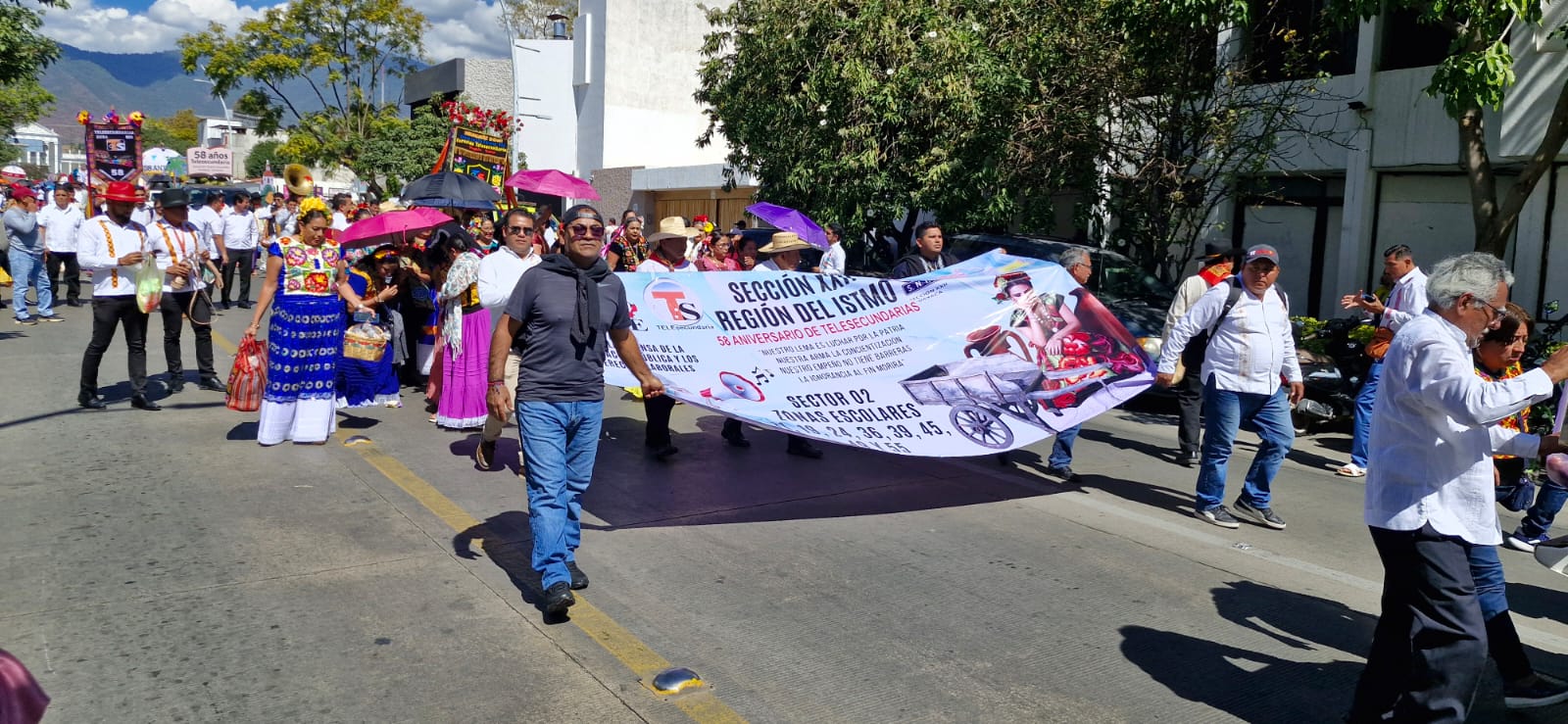 Celebra Sección 22 aniversario de telesecundarias con calenda en Oaxaca