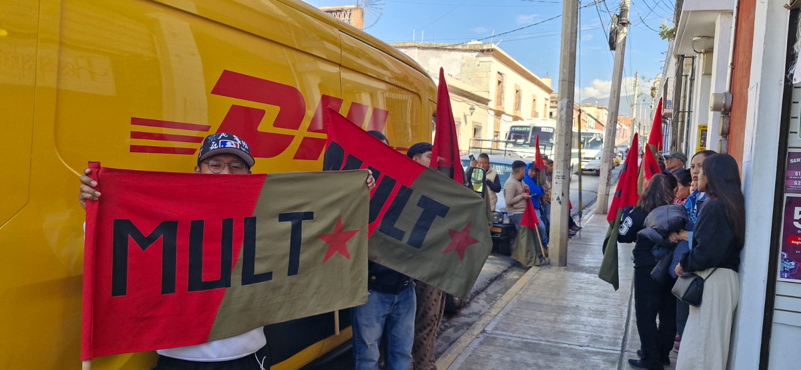 Denuncia artesano triqui extravío de huipiles por DHL en Oaxaca