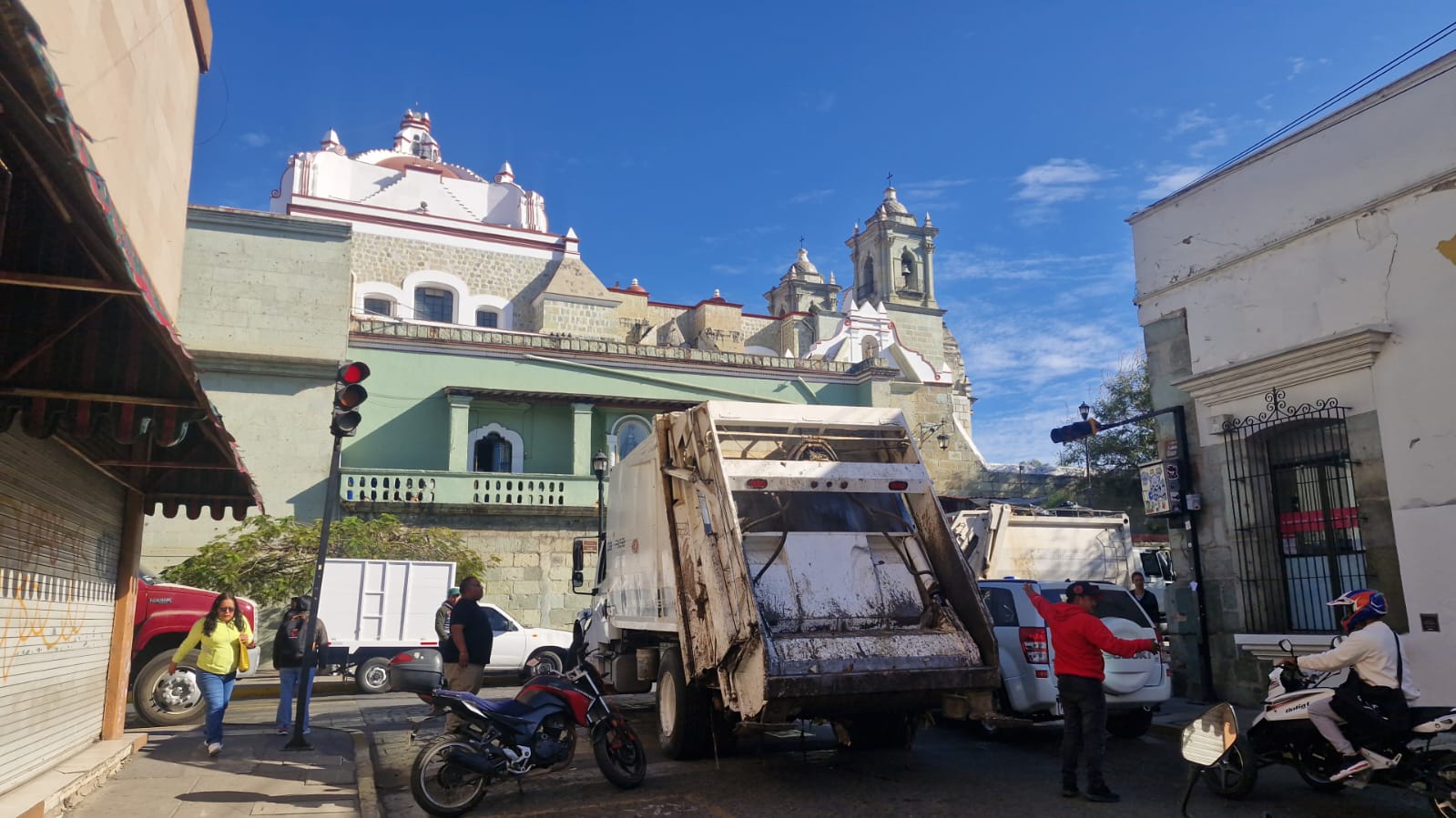 Bloquean integrantes del Sindicato 3 de Marzo vialidades en Oaxaca por incumplimientos municipales