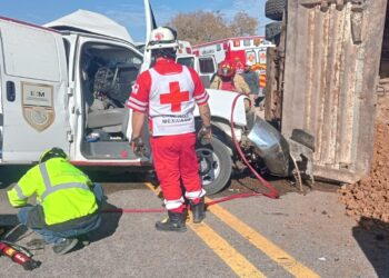 Deja dos lesionados choque frontal entre volteo y camioneta del INM en la carretera 190