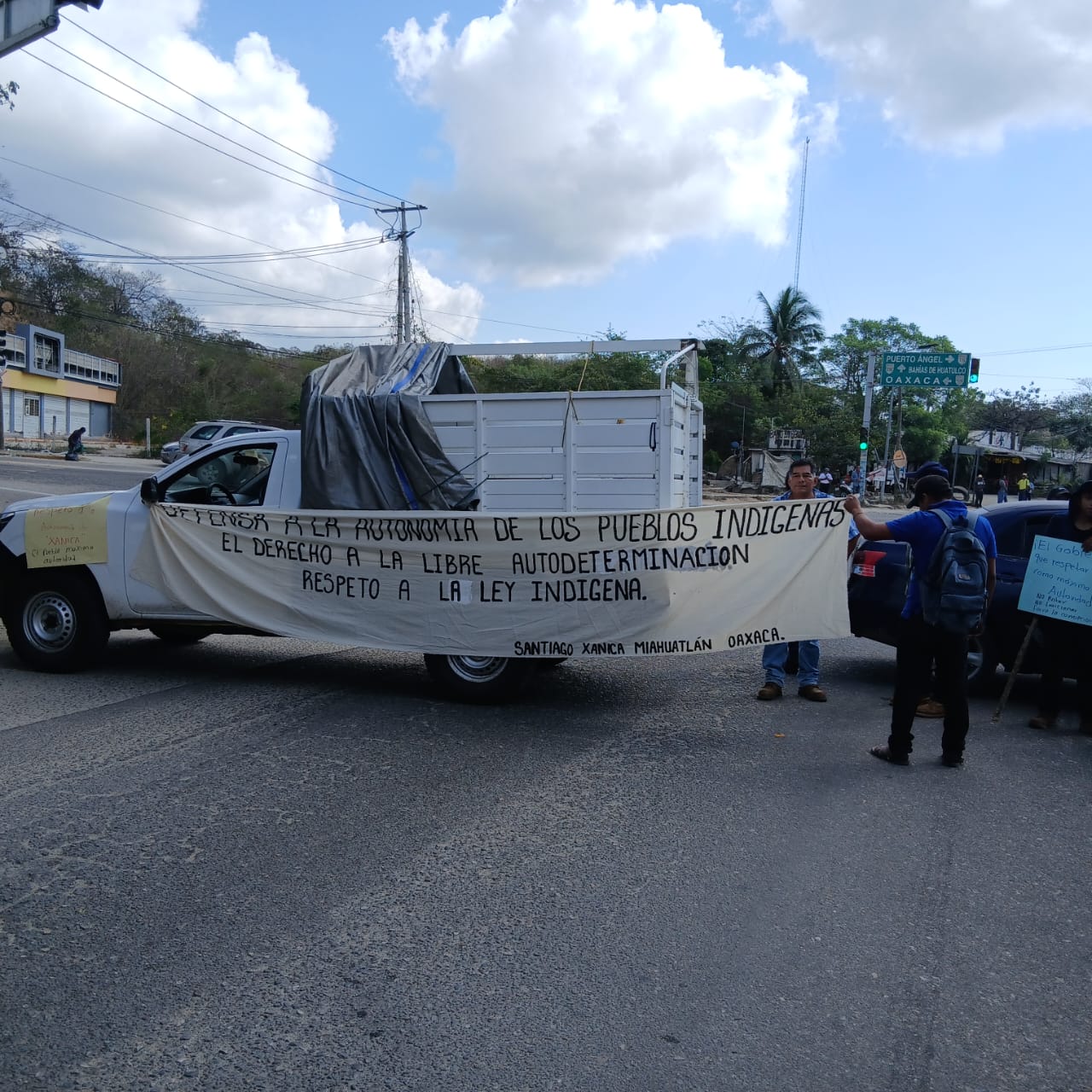 Bloquean crucero de Pochutla habitantes de Santiago Xanica por conflicto interno