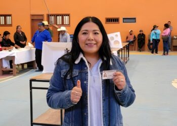 Emite su voto Tania Caballero en jornada de Revocación de Mandato en Oaxaca