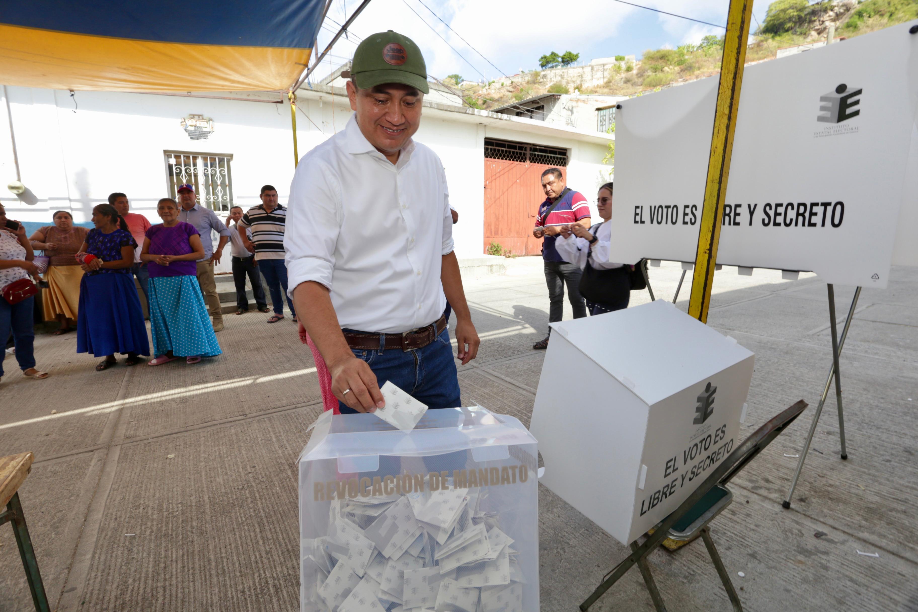 Ejerció su voto Antonino Morales en consulta de revocación de mandato