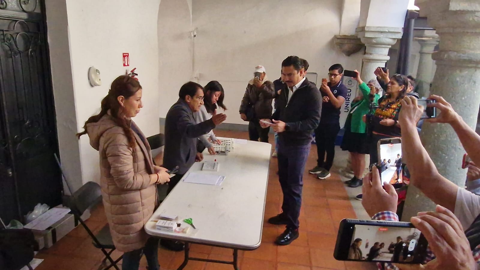 Emite su voto Raymundo Chagoya Villanueva en la capital oaxaqueña y llama a la participación ciudadana