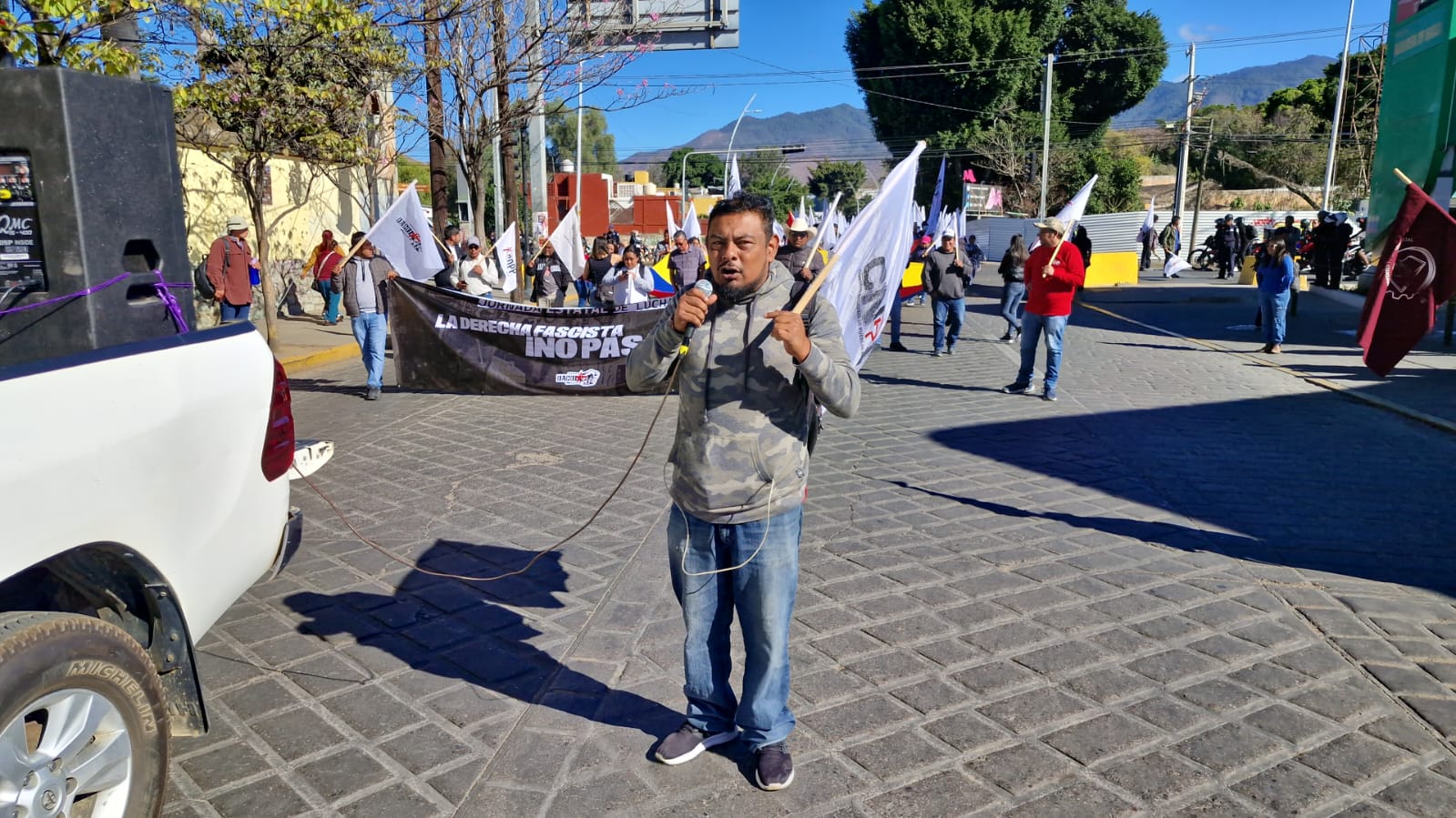 Marchan integrantes de la UACOL y provocan afectaciones viales