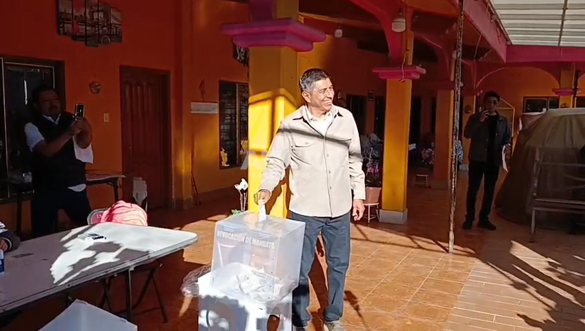 Emite su voto Salomón Jara Cruz; asegura estar preparado para lo que el pueblo decida