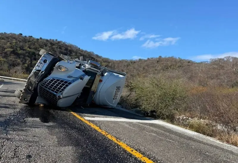 Fallece conductor al volcar tractocamión en carretera federal de Oaxaca