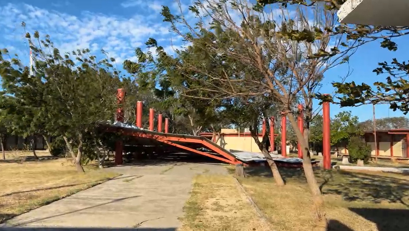 Fuertes vientos causan daños en La Ventosa; colapsa domo escolar y vuelca tractocamión