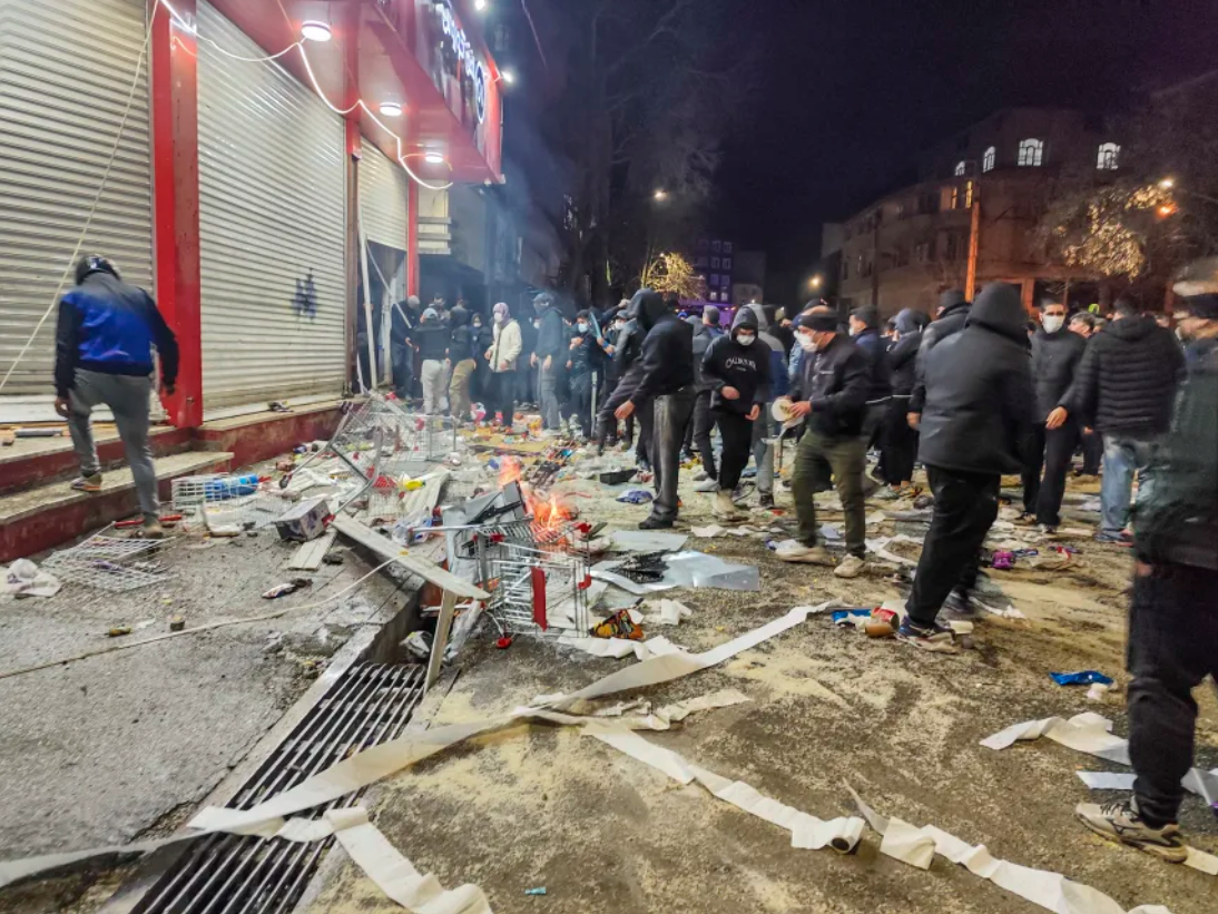 Extiende Irán crisis con cadáveres apilados y protestas en más de 100 ciudades