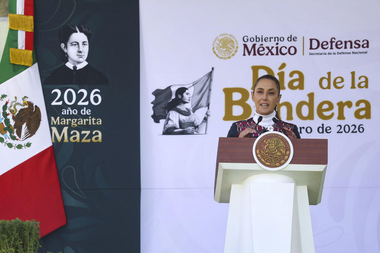 Claudia Sheinbaum encabezó la ceremonia conmemorativa por el Día de la Bandera