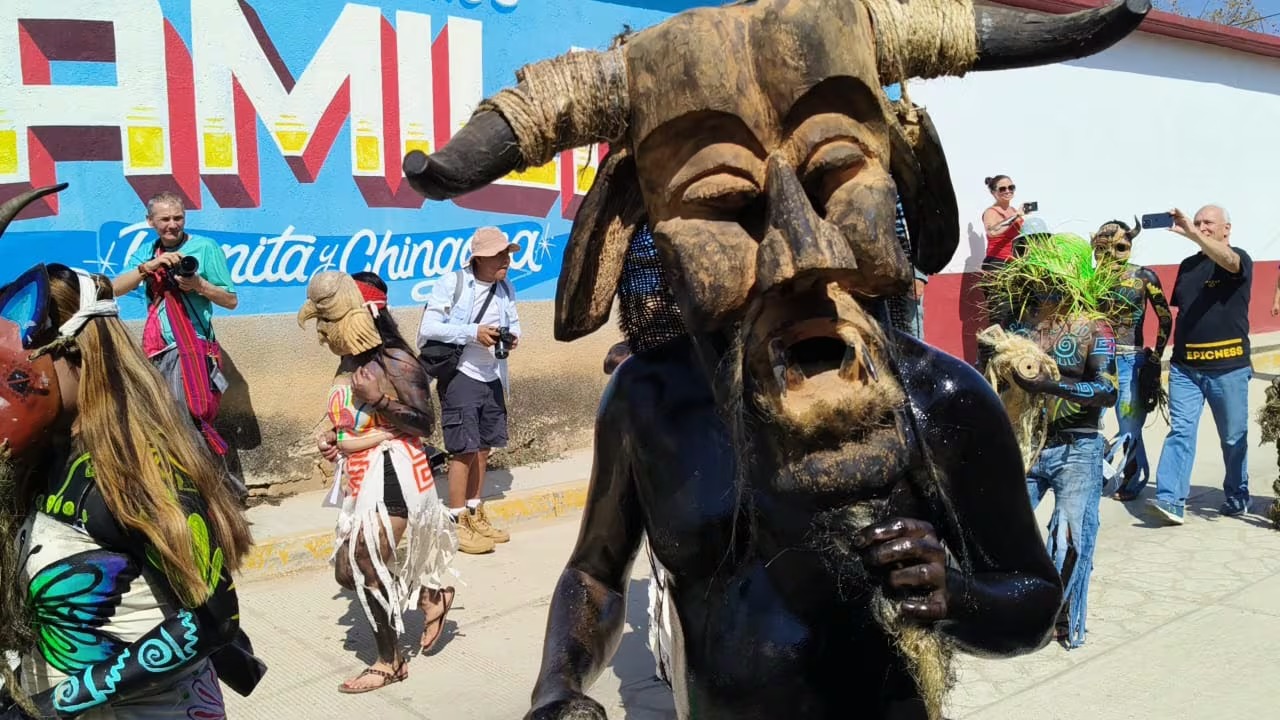 Celebran diablos aceitados boda satírica en cierre de carnaval oaxaqueño