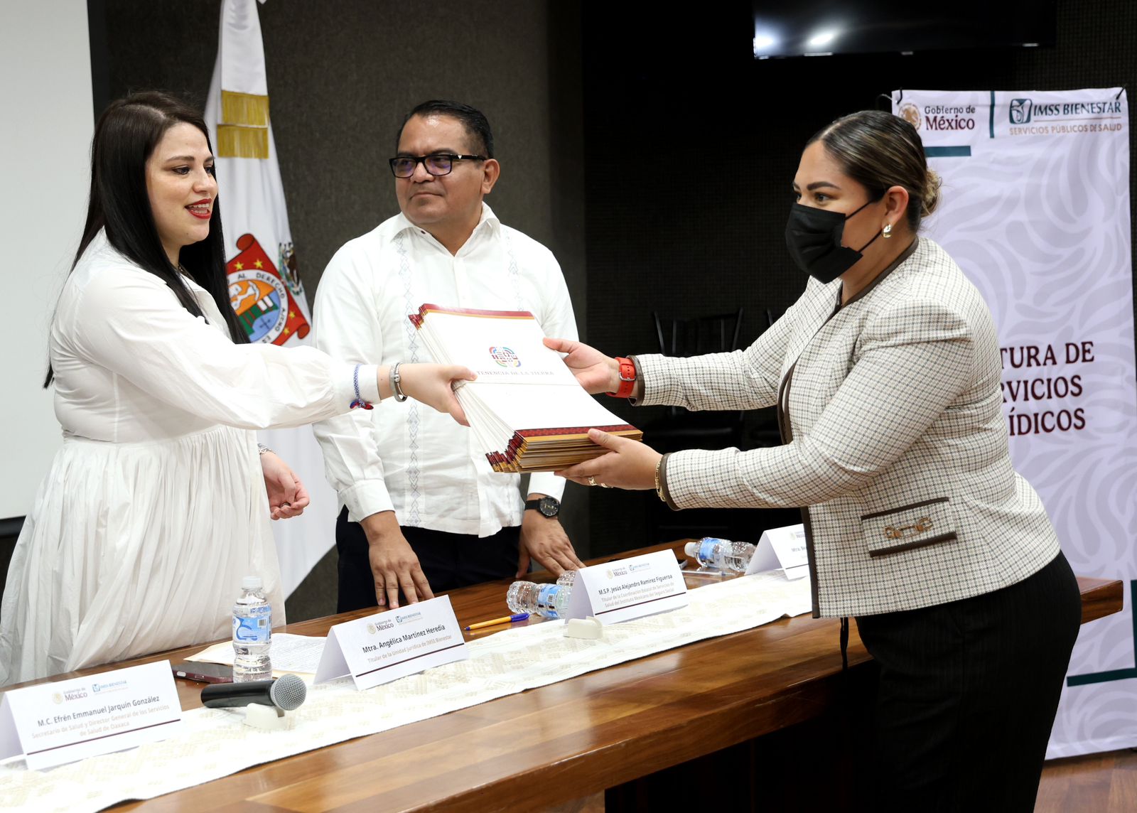 Entregan 39 títulos de propiedad al IMSS-Bienestar en Oaxaca
