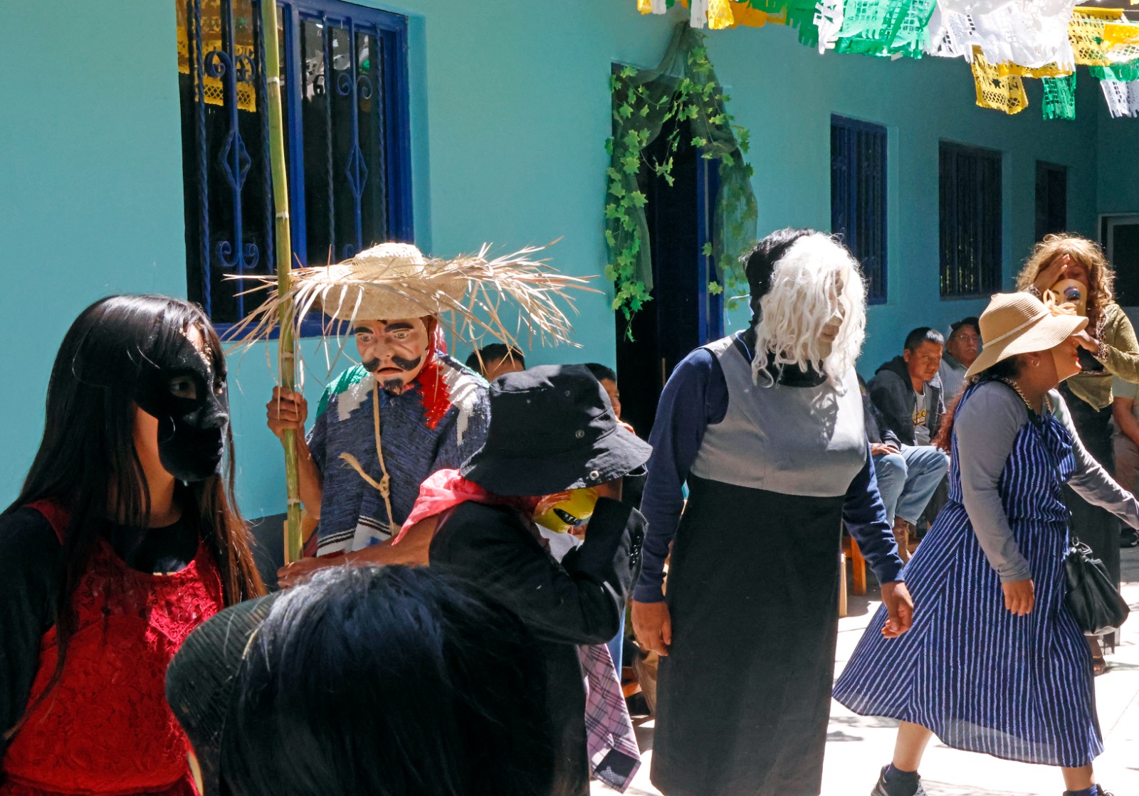 Revive comunidad mixteca la Danza del Macho en carnaval oaxaqueño