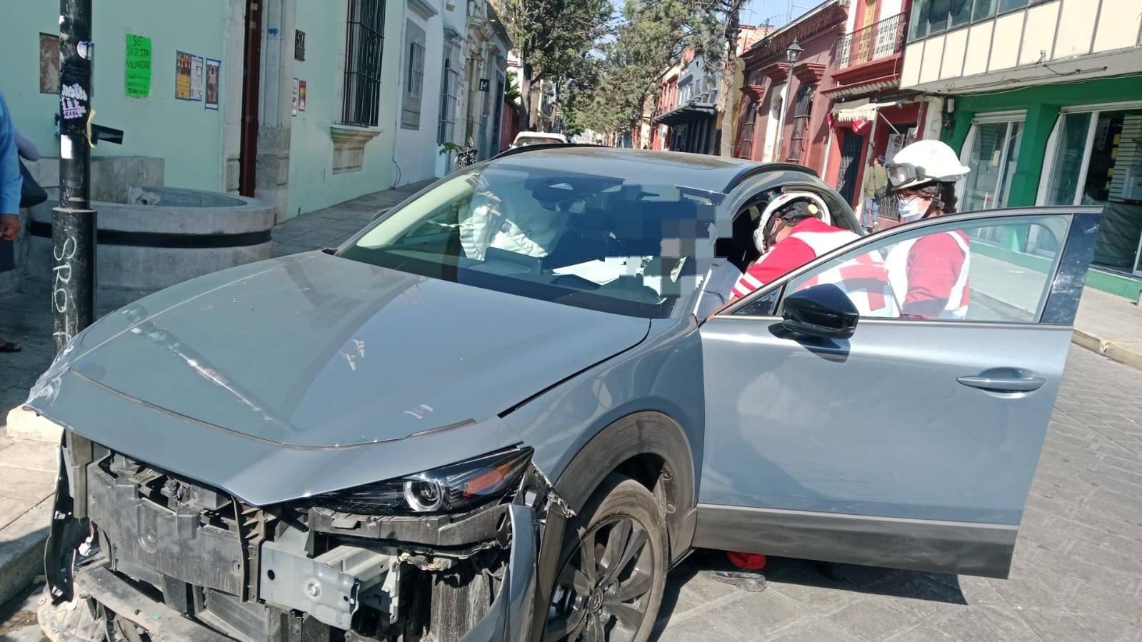 Colisión entre ambulancia y auto paraliza el tránsito en el Centro Histórico