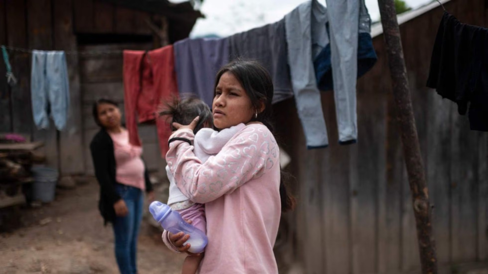Destaca titular de las Mujeres la persistencia de embarazos adolescentes y violencia sexual