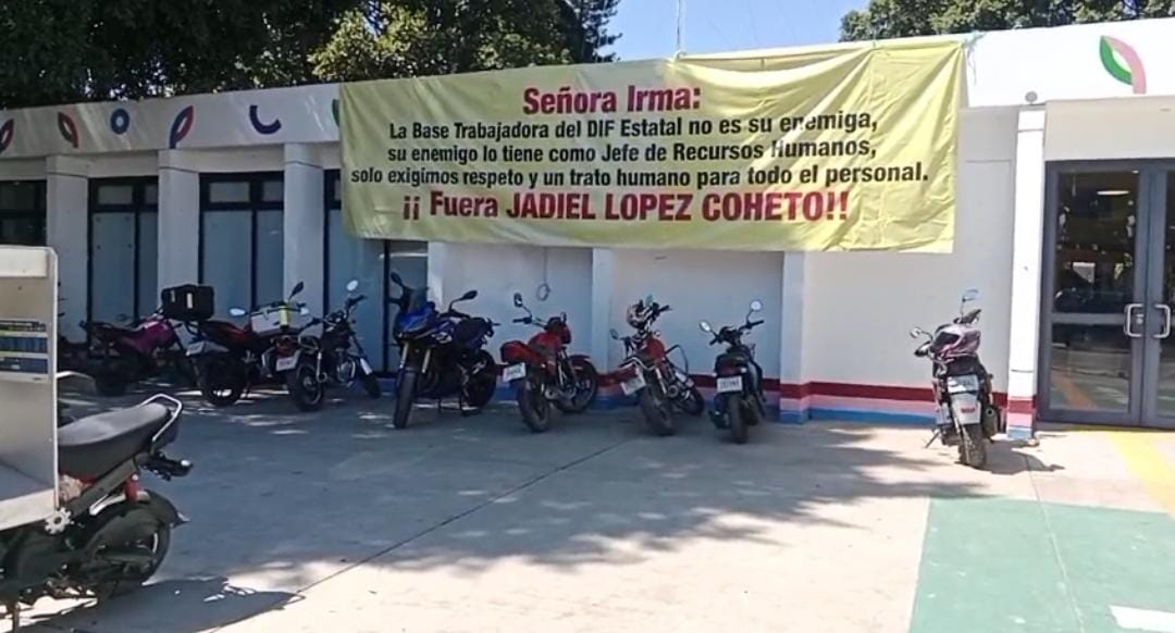Exigen trabajadores del DIF Estatal trato digno; acusan abuso del jefe de Recursos Humanos
