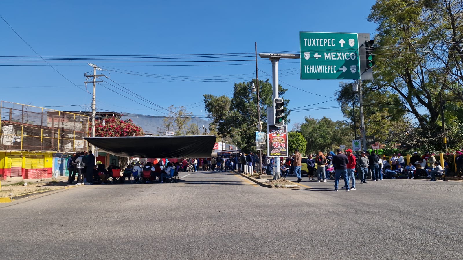 Maestros de secundaria bloquean vialidades y retienen urbanos