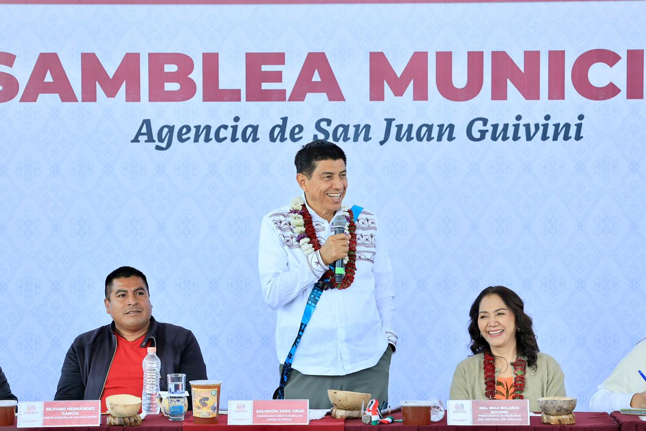 Entrega Salomón Jara equipamiento tecnológico a tres escuelas de nivel básico de la agencia San Juan Guivini