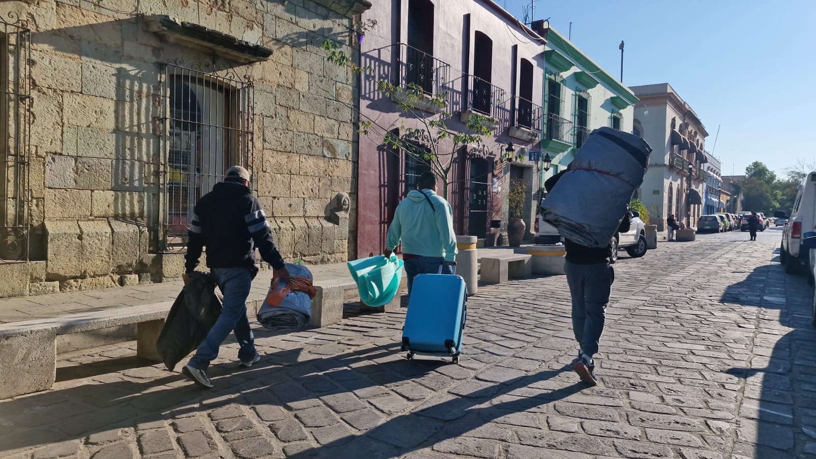Maestros de secundarias técnicas levantan plantón en el Zócalo de Oaxaca