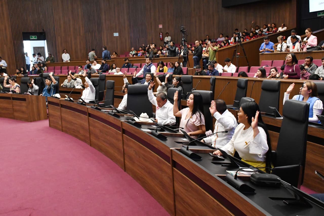 Poder Legislativo reconoce los atuendos femeninos de la vestimenta tradicional de Zimatlán de Álvarez como elementos identitarios