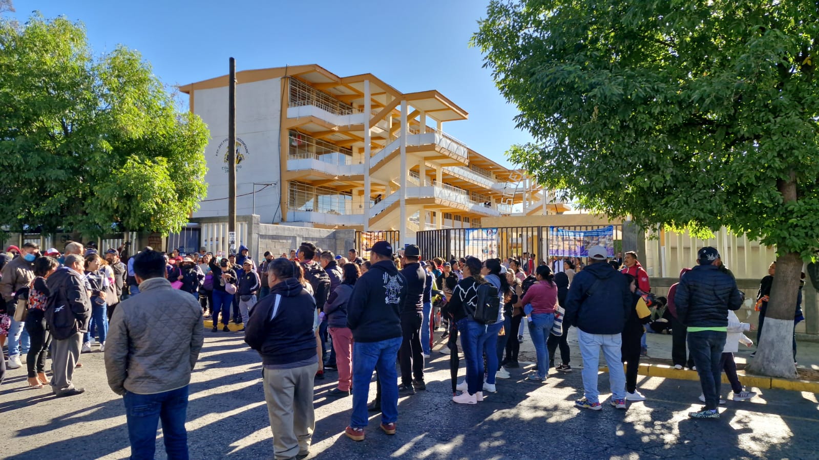 Bloquean avenida San Felipe por inconformidades educativas