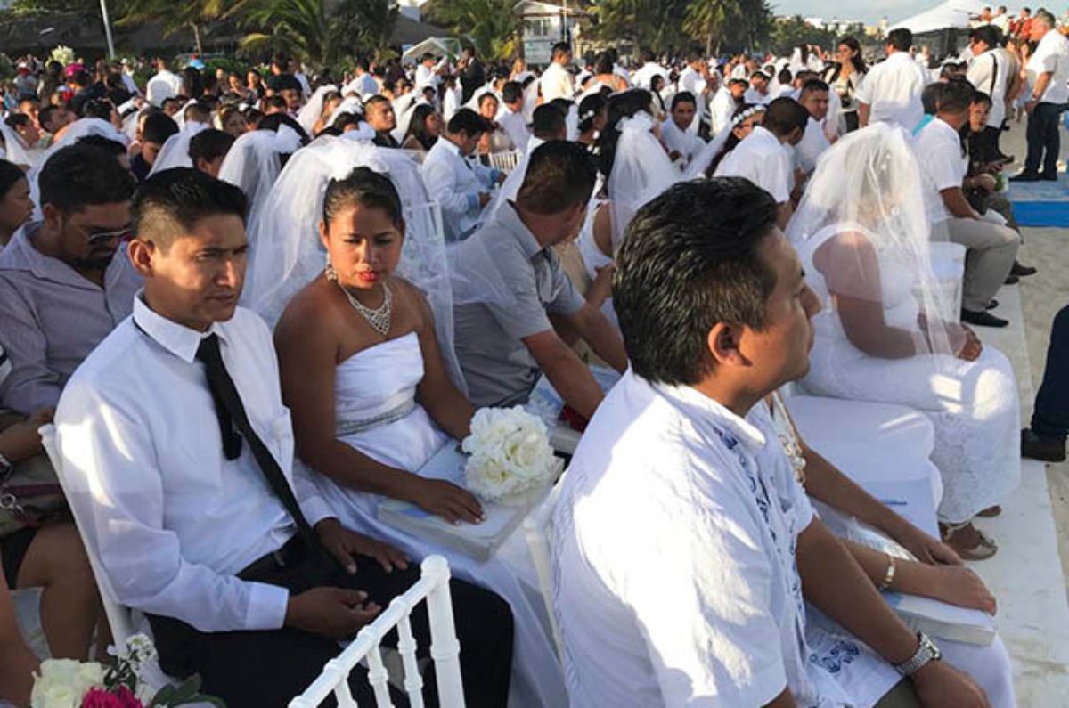 Crece unión libre mientras caen matrimonios en México