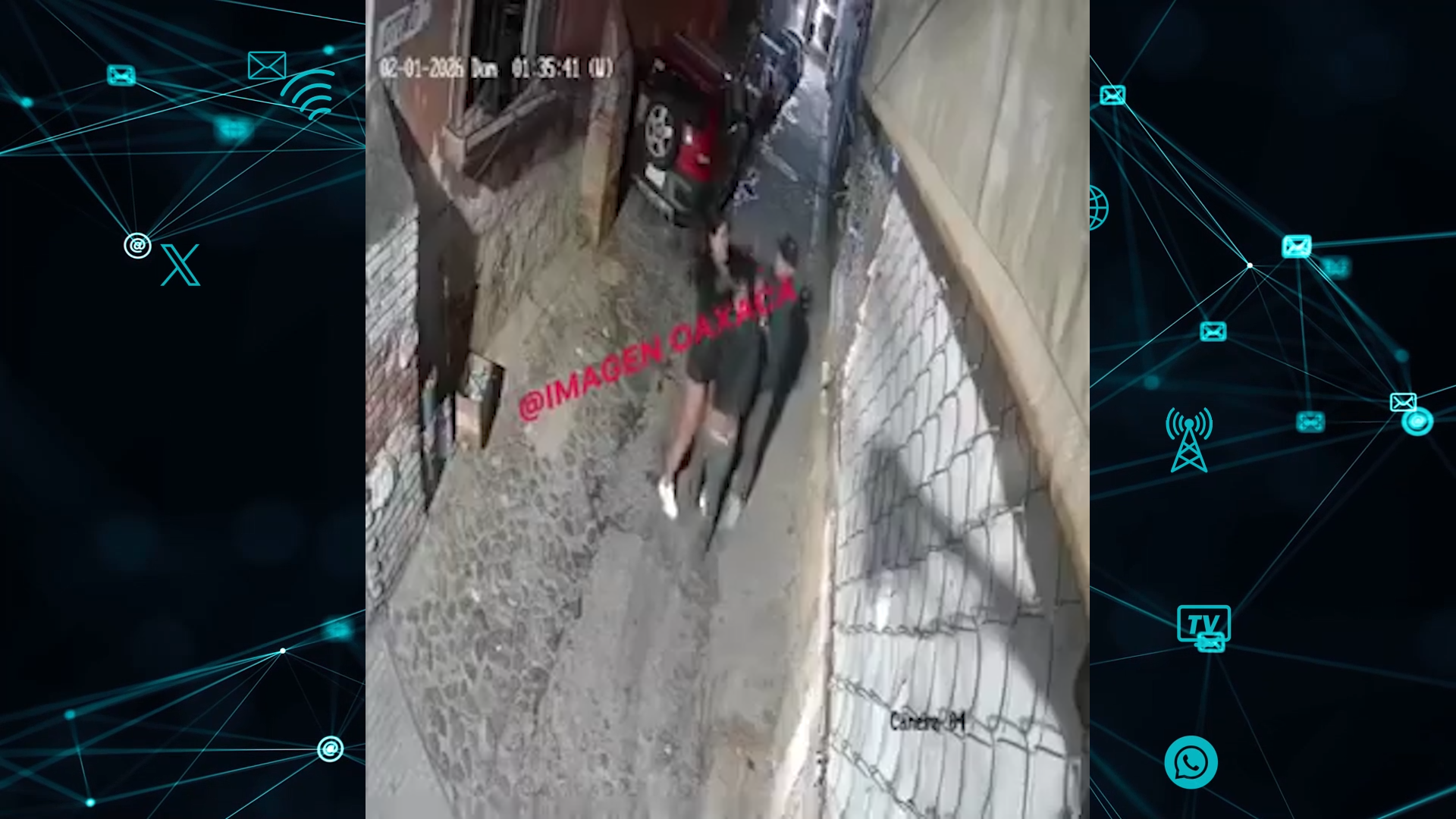 Captan cámaras violento asalto en Azucenas del Cerro del Fortín; dos mujeres entre los agresores