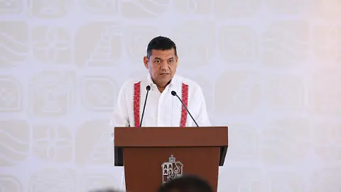 El gobernador Javier May niega contaminación de refinería Dos Bocas en escuelas cercanas