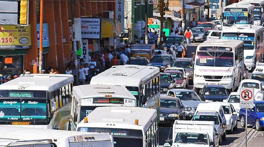 Congestionan vehículos las vialidades de Oaxaca durante horas pico