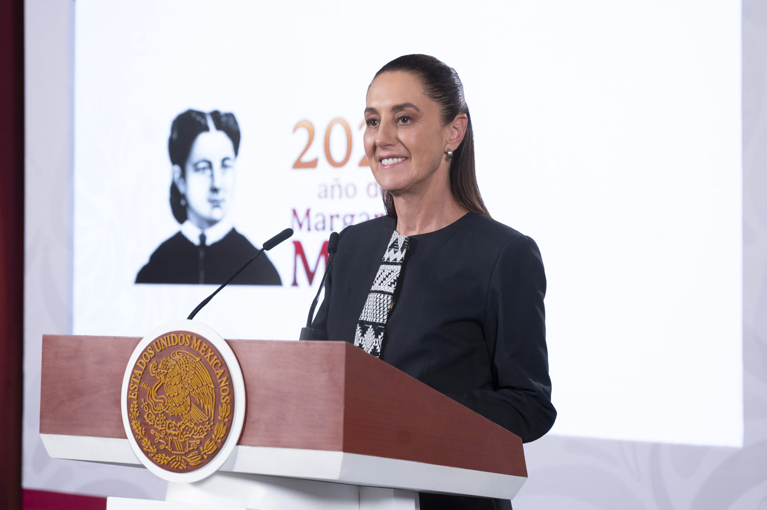 Claudia Sheinbaum impulsa debate nacional sobre prohibición de celulares en escuelas