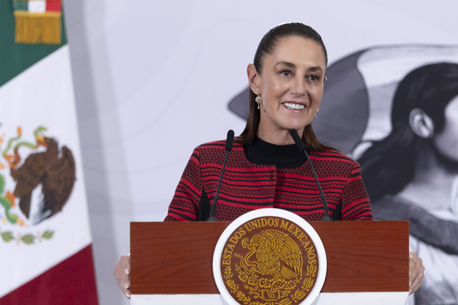 Claudia Sheinbaum descarta debilidad del peso mexicano