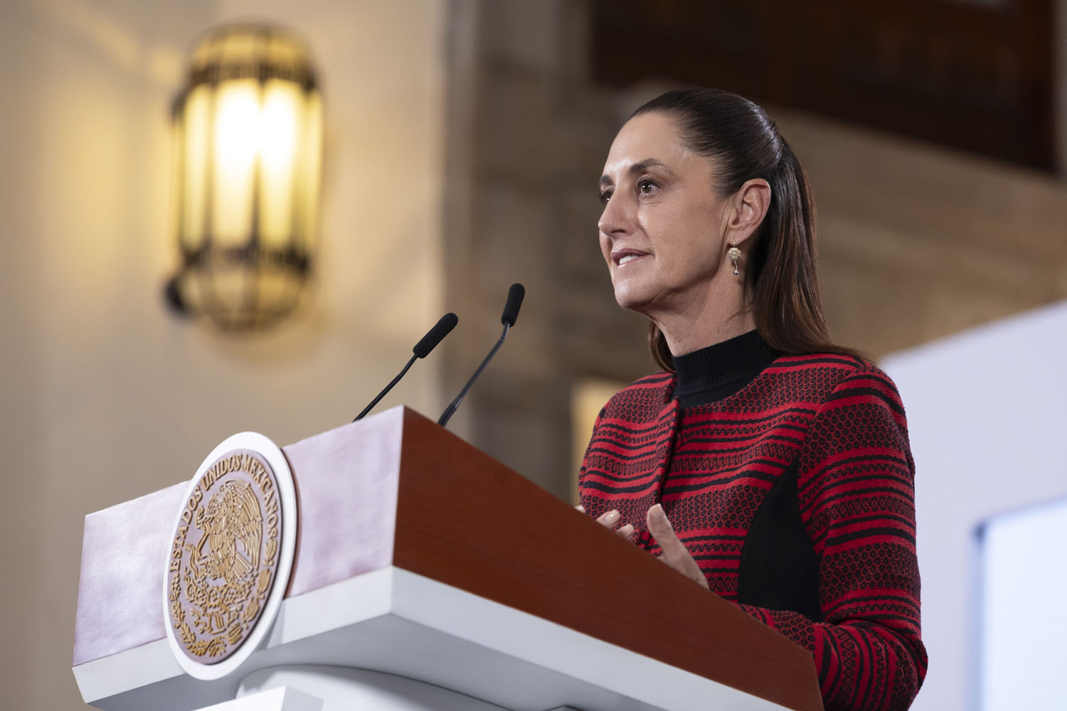 Claudia Sheinbaum logra acuerdo que reduce diésel a 28.28 pesos por litro