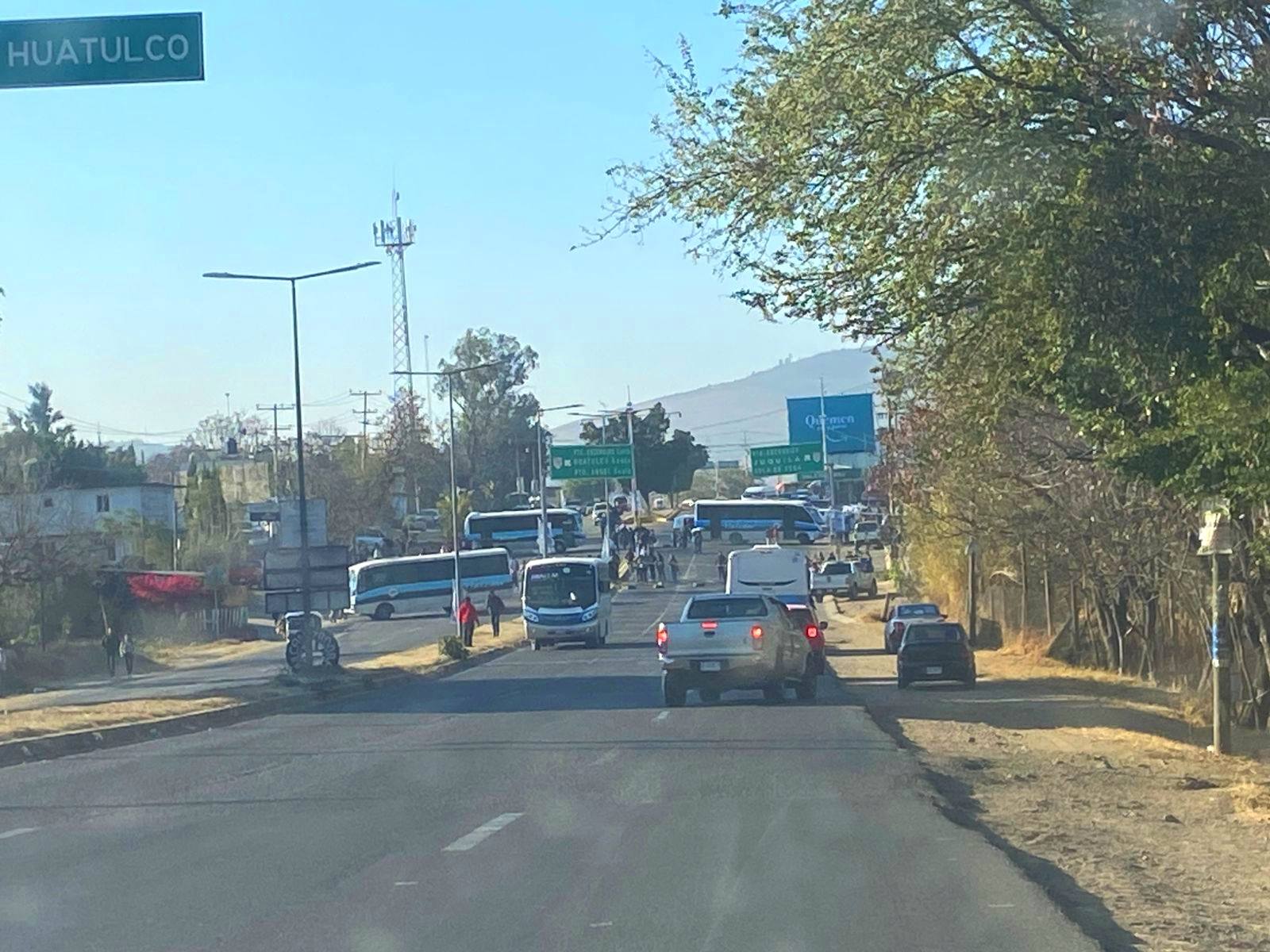 Instalan bloqueo en la “Y” de Zaachila por segundo día; padres y estudiantes del CBTA 78 exigen reinstalación de docentes