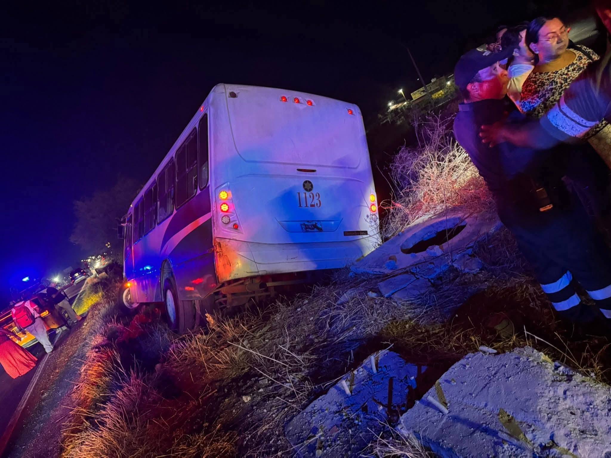 Autobús de la línea Istmeños se sale del camino en Salina Cruz; deja 13 lesionados