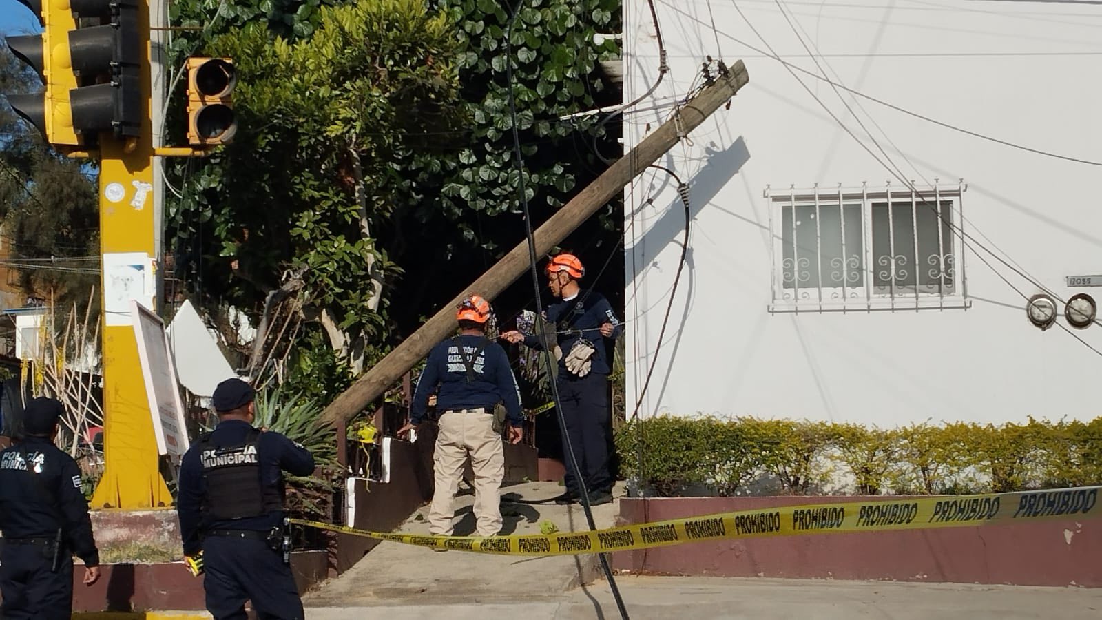 Atiende Protección Civil Oaxaca de Juárez riesgo en vía pública en la colonia Reforma