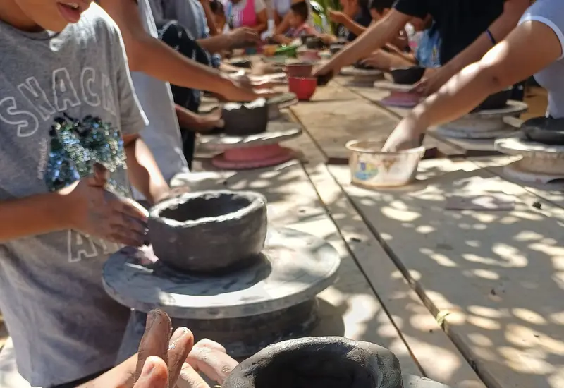 Fortalecen identidad zapoteca en estudiantes a través de la alfarería tradicional