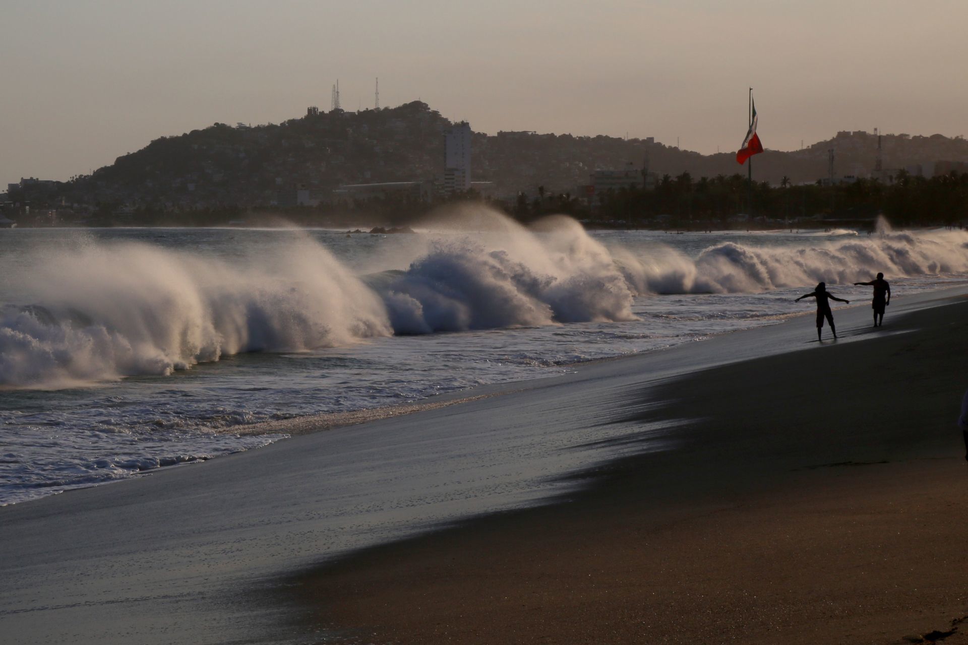 Alertan autoridades por oleaje elevado de mar de fondo en el litoral oaxaqueño