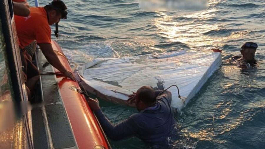 Rescatan marinos a cuatro pescadores tras vuelco en alta mar