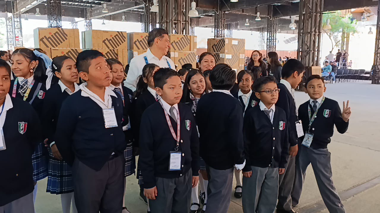 Entregan equipos tecnológicos  a 272 escuelas de Oaxaca